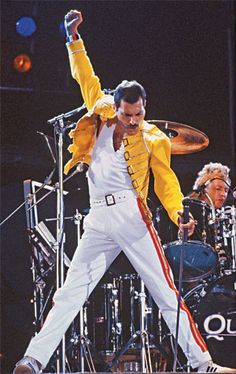 f4533afeaaf3e55f7f3776a11fe437f2--freddie-mecury-queen-freddie-mercury